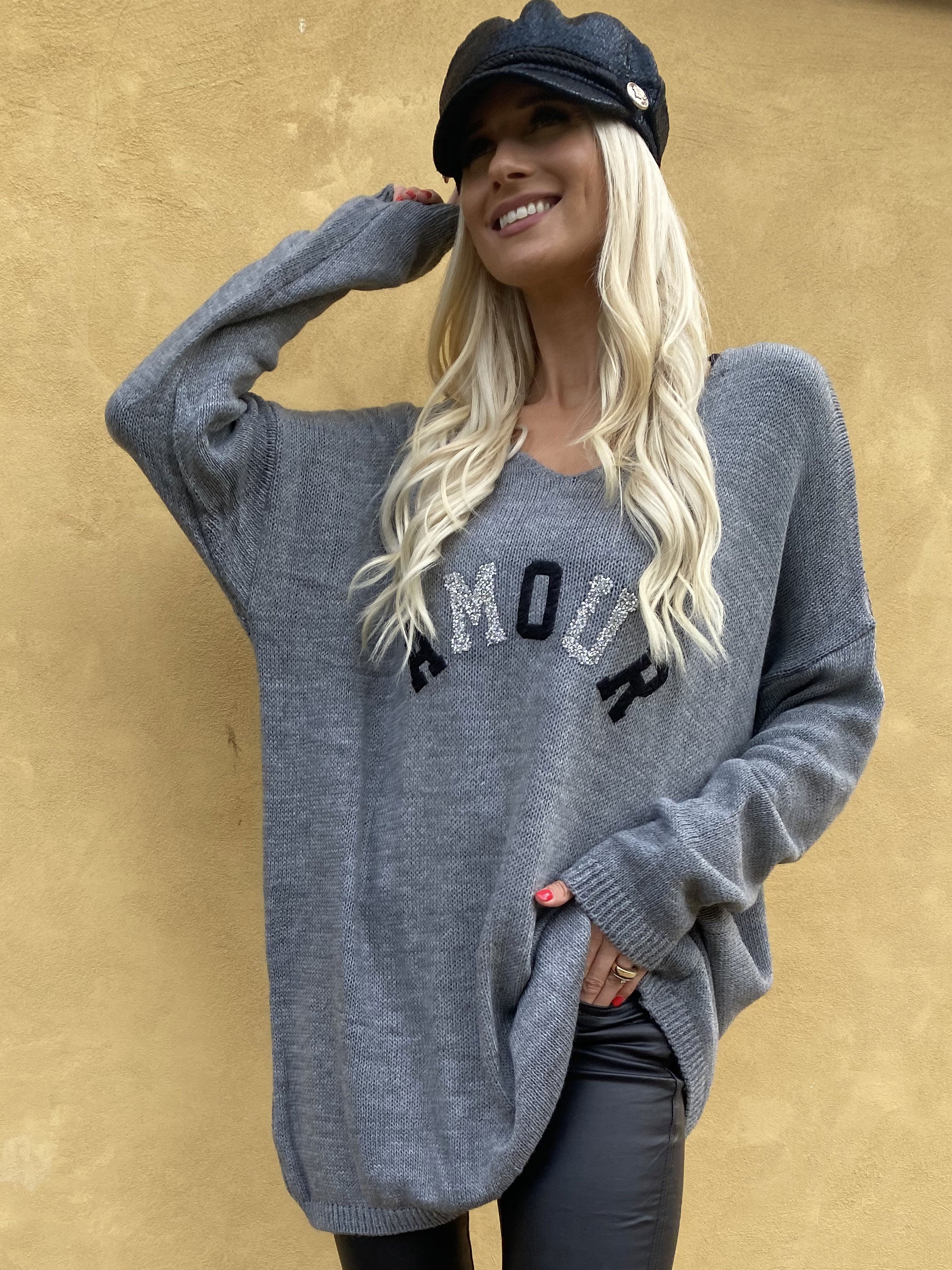 FORUDBESTILLING - Ninna - Stickad blus med amour stående framtill